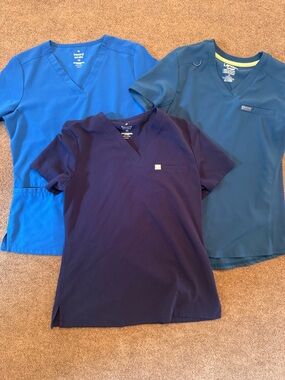 Woman’s Scrub Top Bundle XS Beyond Scrubs & Landau V Neck Nursing Tops Set